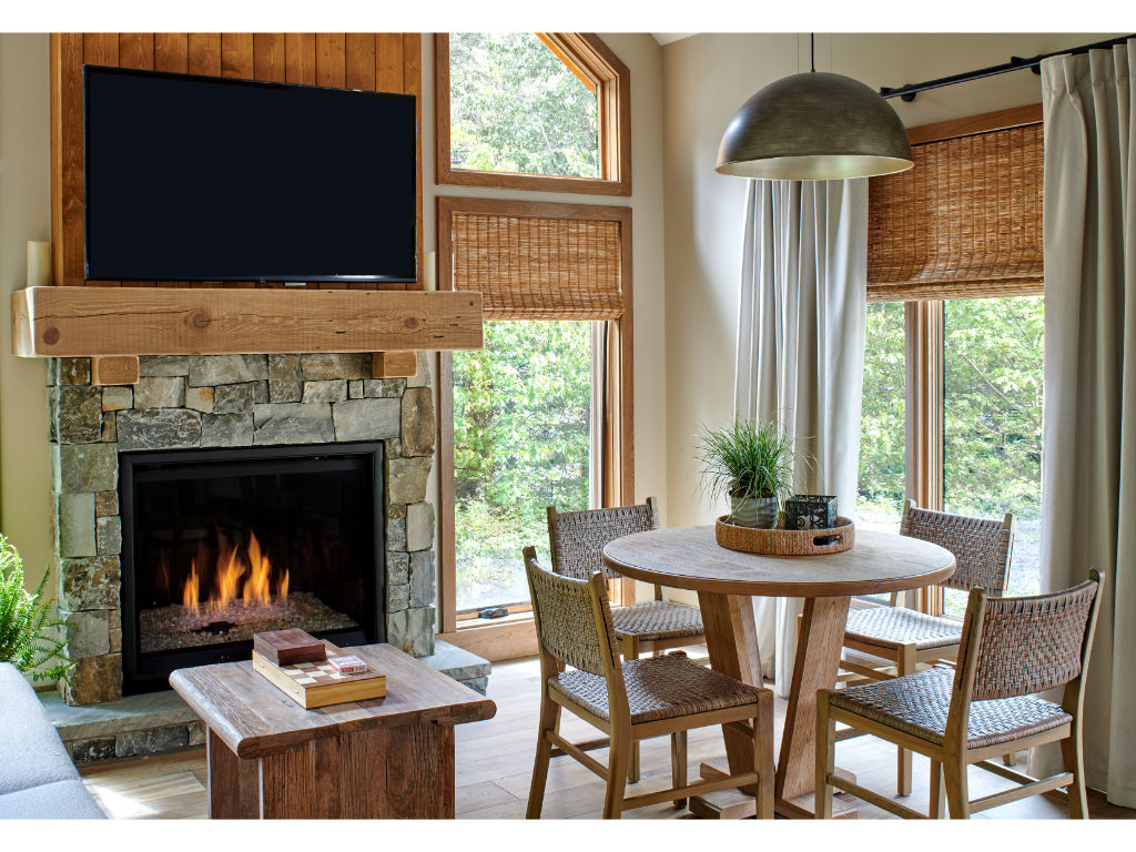 image Enjoy a warm and inviting living area with a fireplace, ideal for relaxation and comfort.
