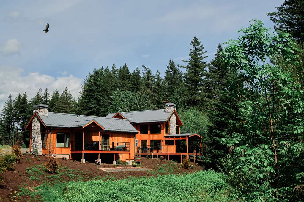 image Spacious 3-bedroom villa surrounded by nature, perfect for family getaways.