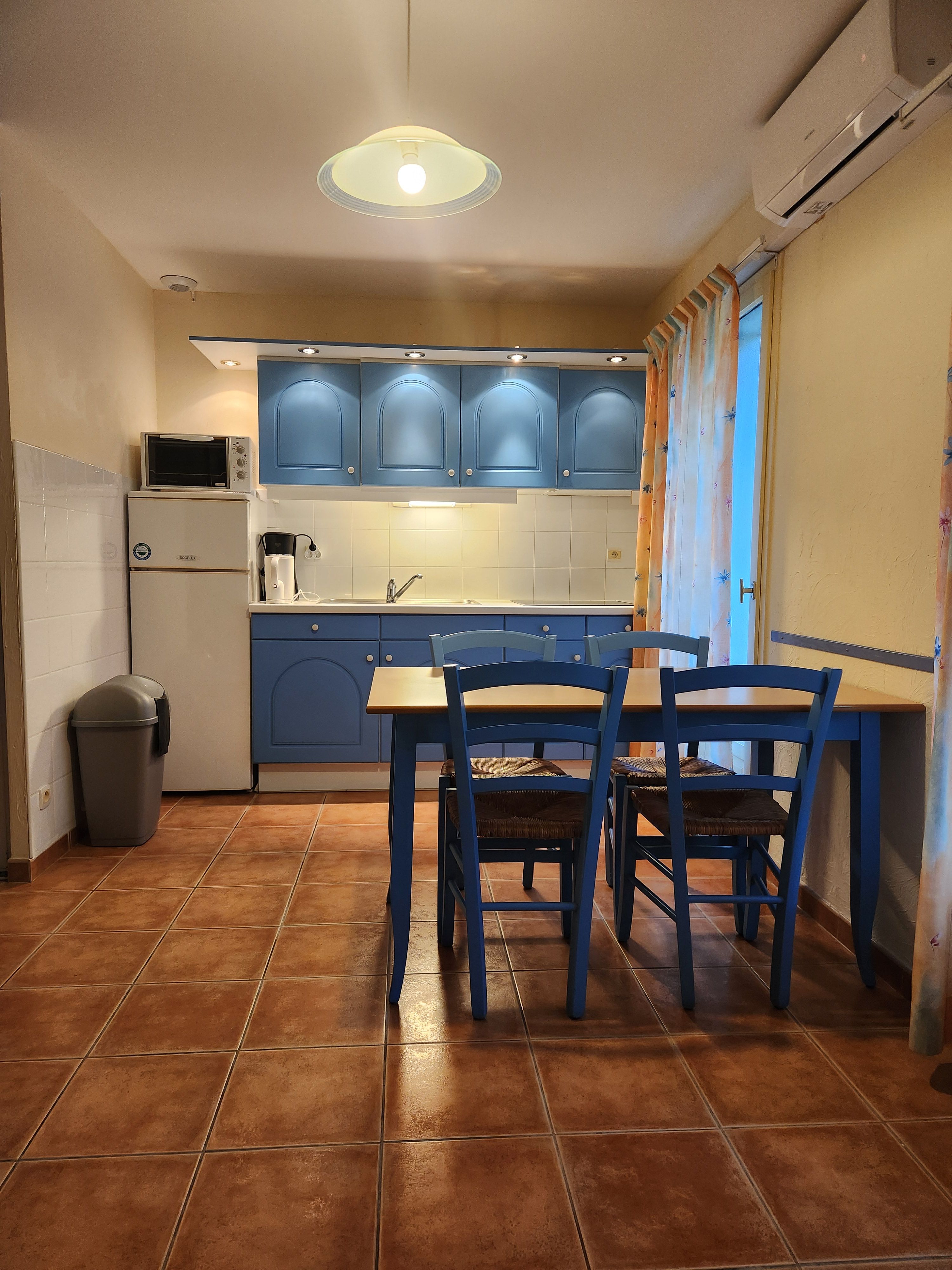 image Tuck into a great snack you’ve prepared in your kitchenette.