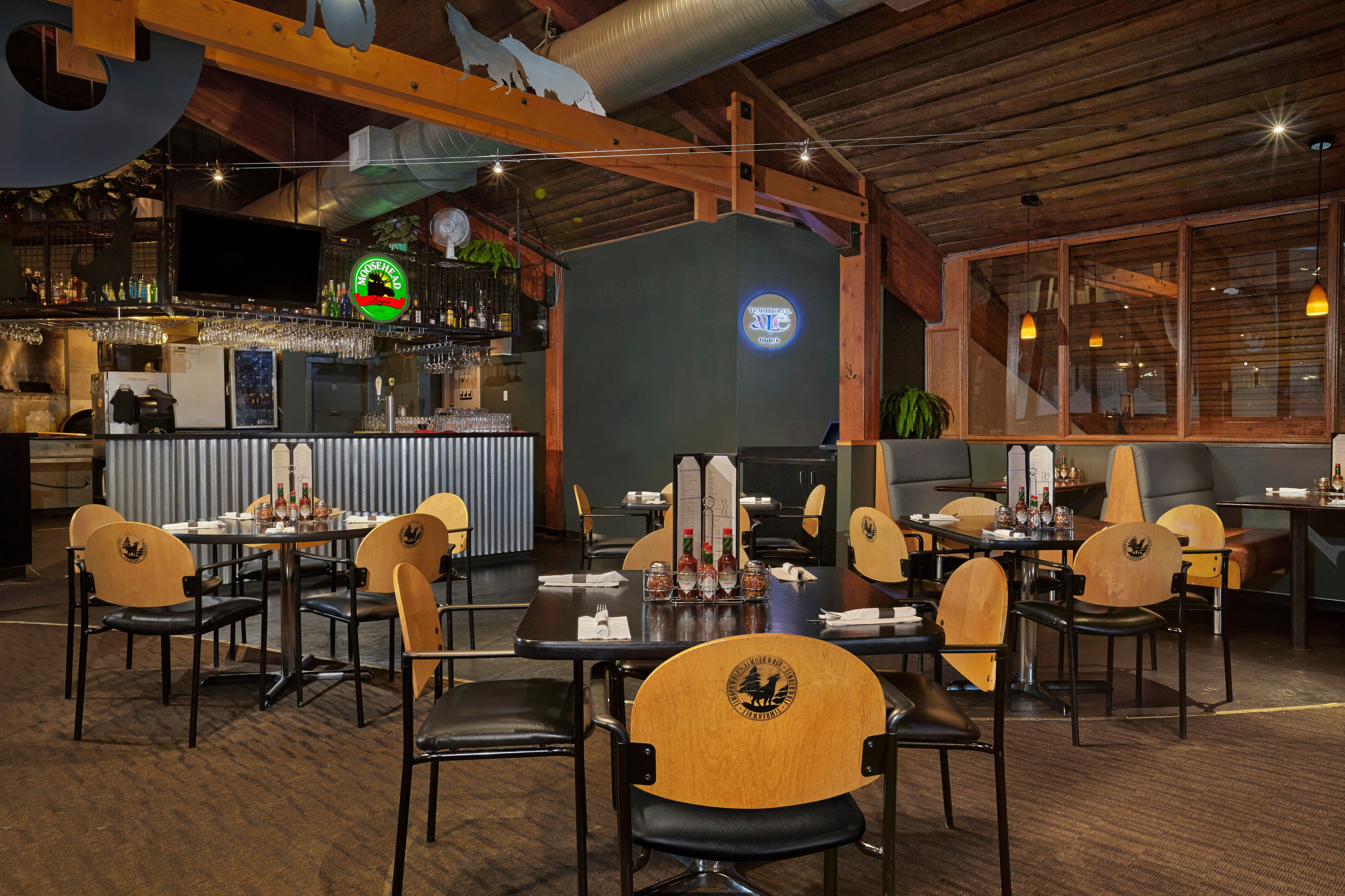 image Enjoy dining in a charming and rustic setting, ideal for sharing meals and moments with friends and family.