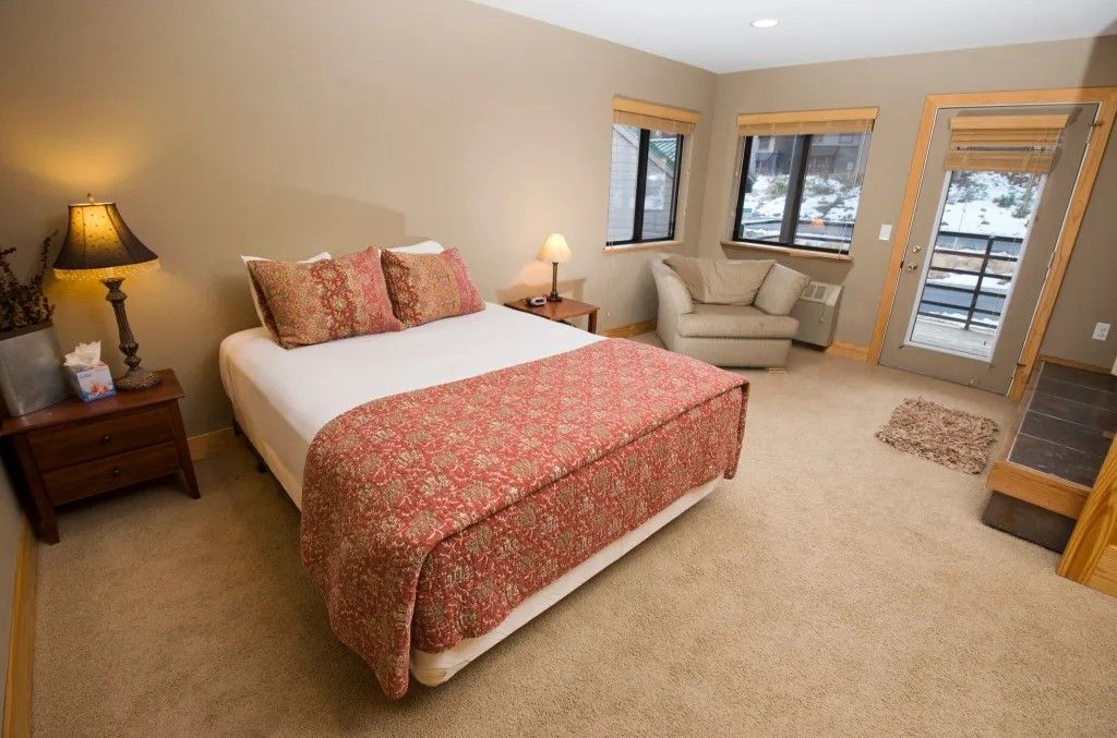 image Rest easy in this comfortable bedroom featuring a plush queen bed, stylish bedding, and ample storage space.