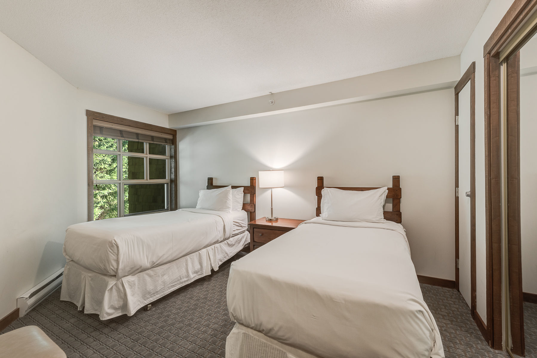 image Spacious room with two beds, ideal for groups or families.