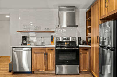 Fully equipped kitchen with stainless steel appliances, ideal for cooking during your stay.