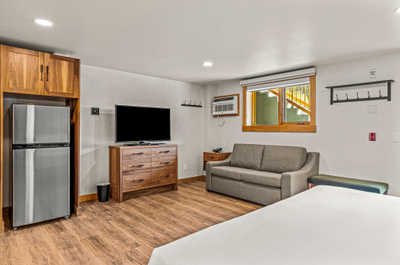 Fully equipped kitchen with stainless steel appliances, ideal for cooking during your stay.
