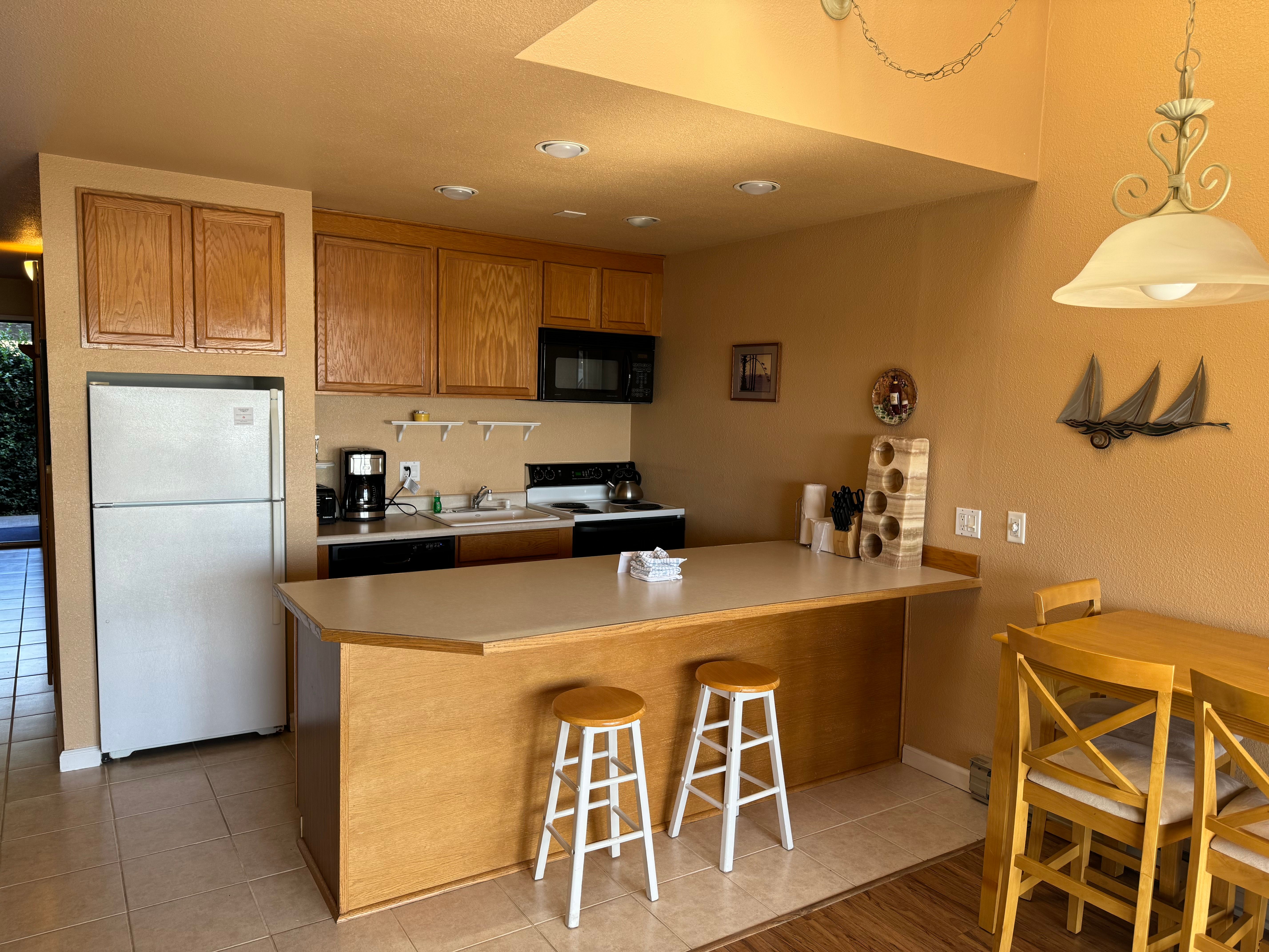 image Charming kitchen and breakfast bar, ideal for enjoying meals and conversations in a relaxed setting.