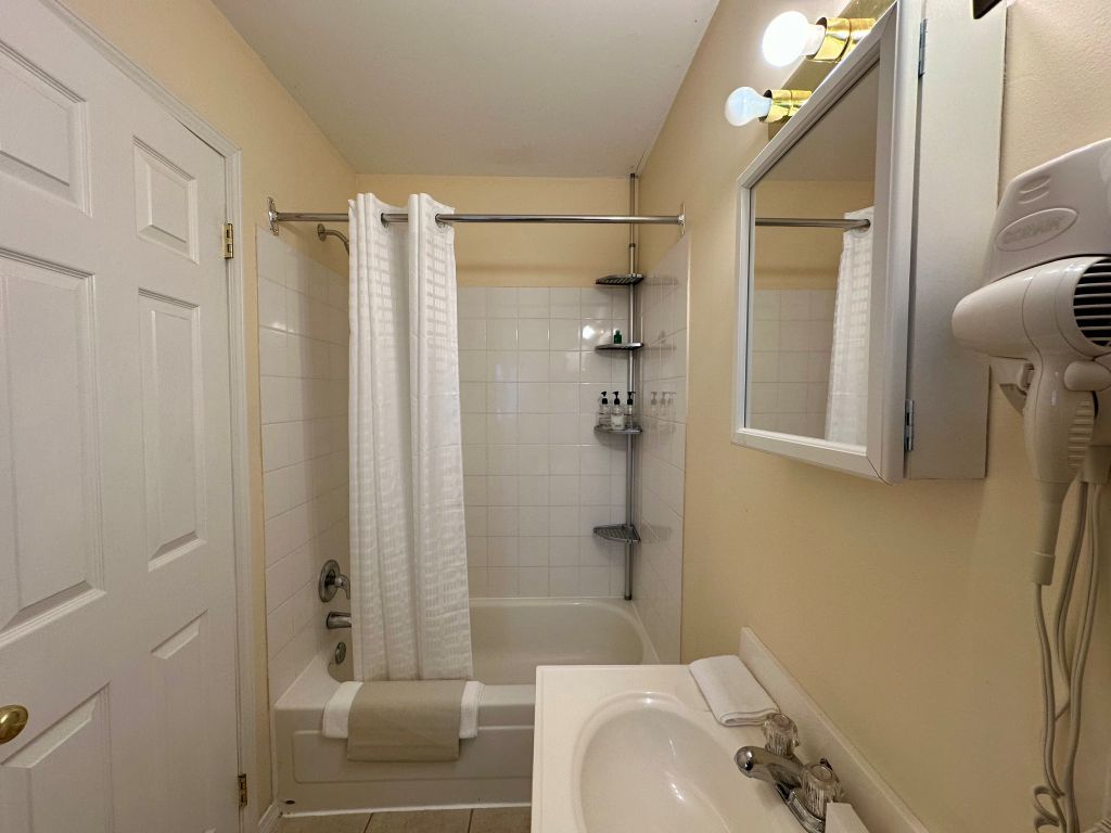 image Practical bathroom space with everything you need for a refreshing start to the day.