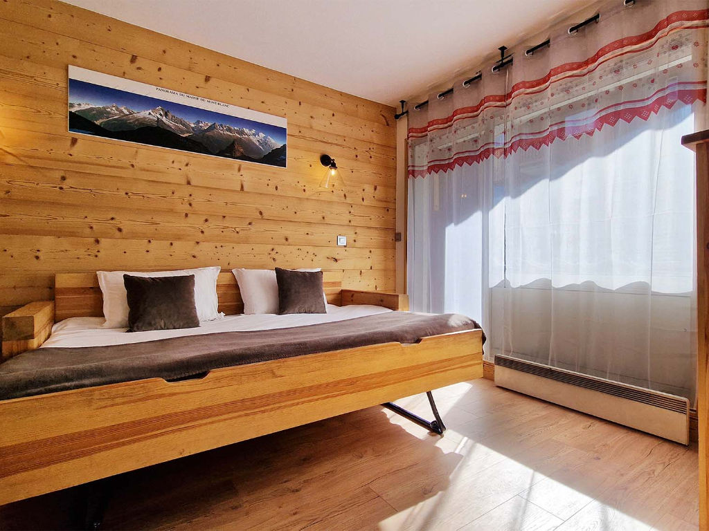 image Bright and cosy lounge area featuring a comfortable sofa bed, perfect for unwinding after a day on the pistes.