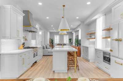 A panoramic view of the stunning kitchen and dining space, ideal for cooking and entertaining guests.