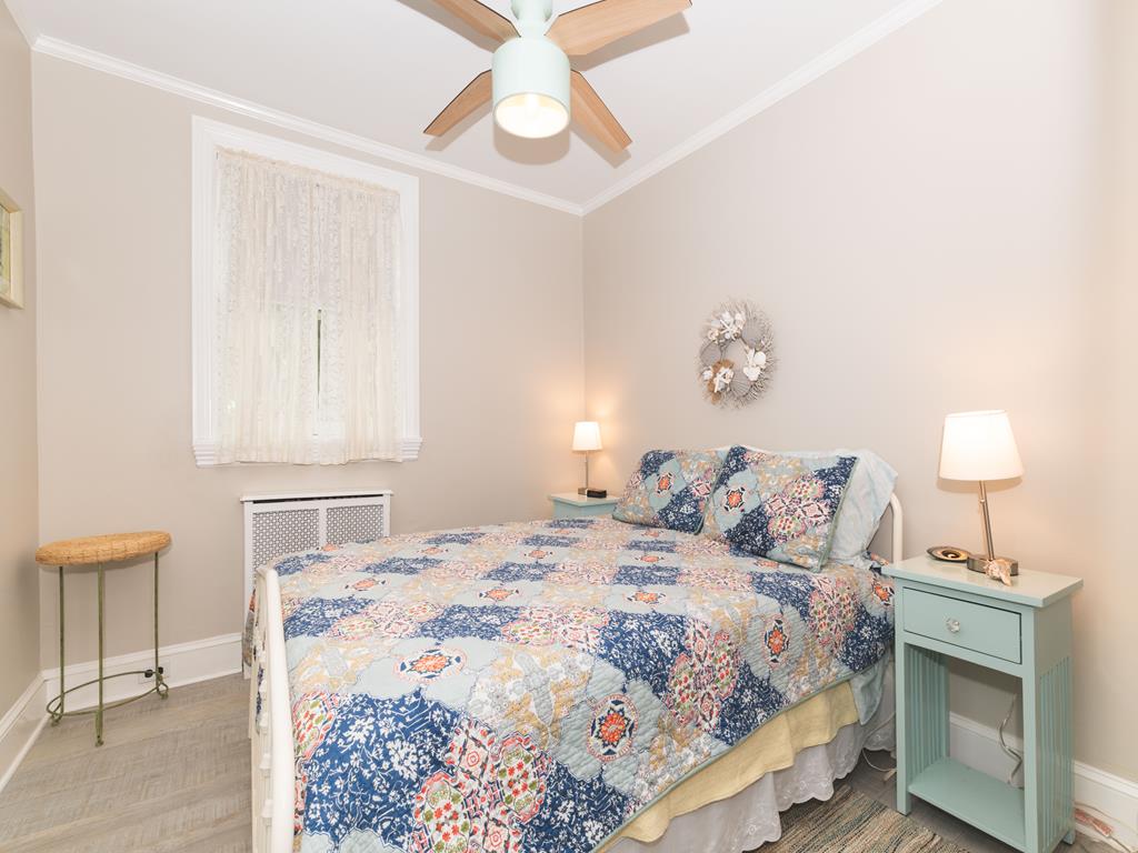 image Relax in the cozy bedroom featuring a Queen bed, soft lighting, and charming decor for a peaceful night’s sleep.