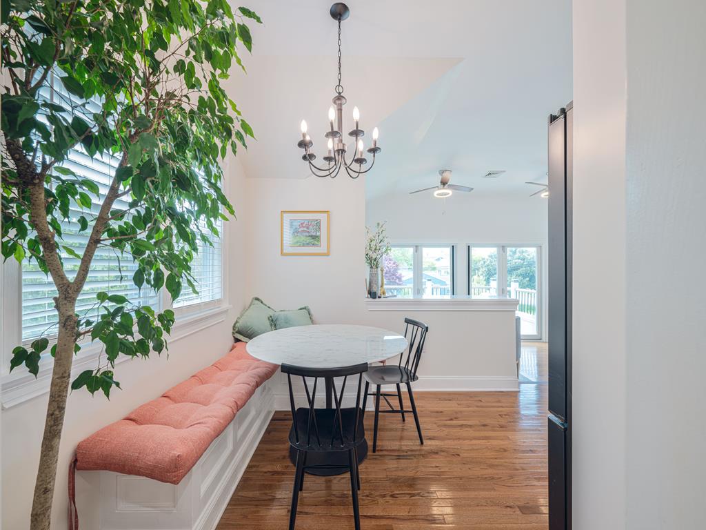 image Open and bright dining area with built-in seating, perfect for gathering with family and friends.