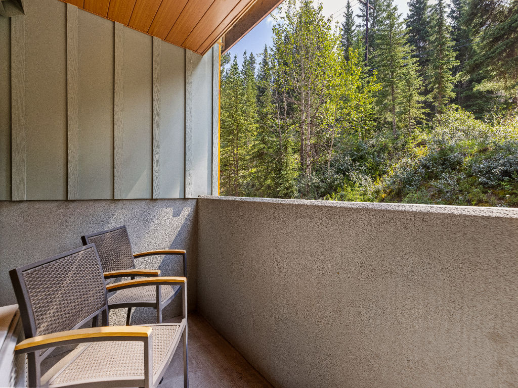image Surround yourself with the stunning Rocky Mountains in Banff National Park!