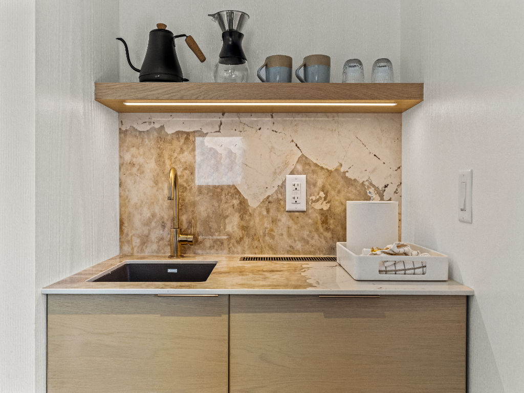 image A compact and stylish kitchenette featuring modern finishes, ideal for preparing light meals in a cozy environment.