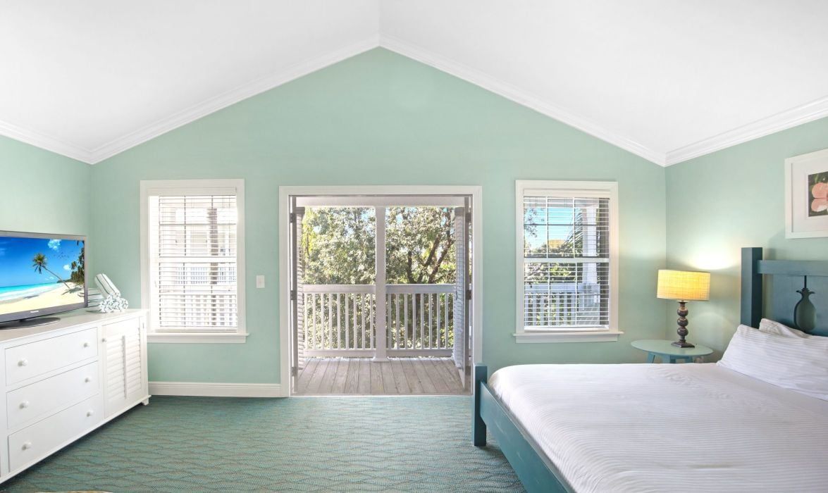 image King bedroom with window, flat-screen TV, and bedside lamp