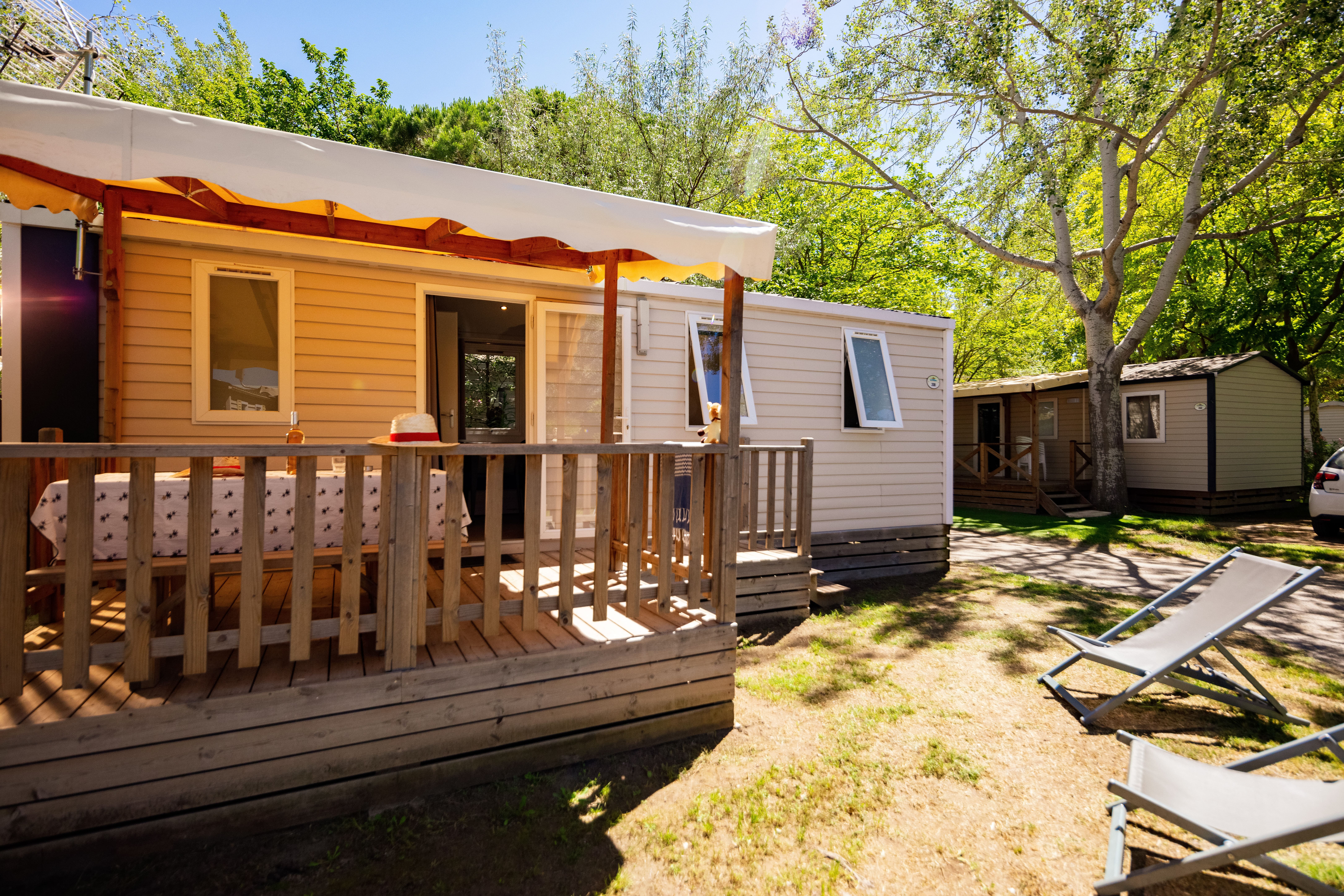 image Stay in a cosy mobile home with a wooden terrace, perfect for outdoor relaxation.