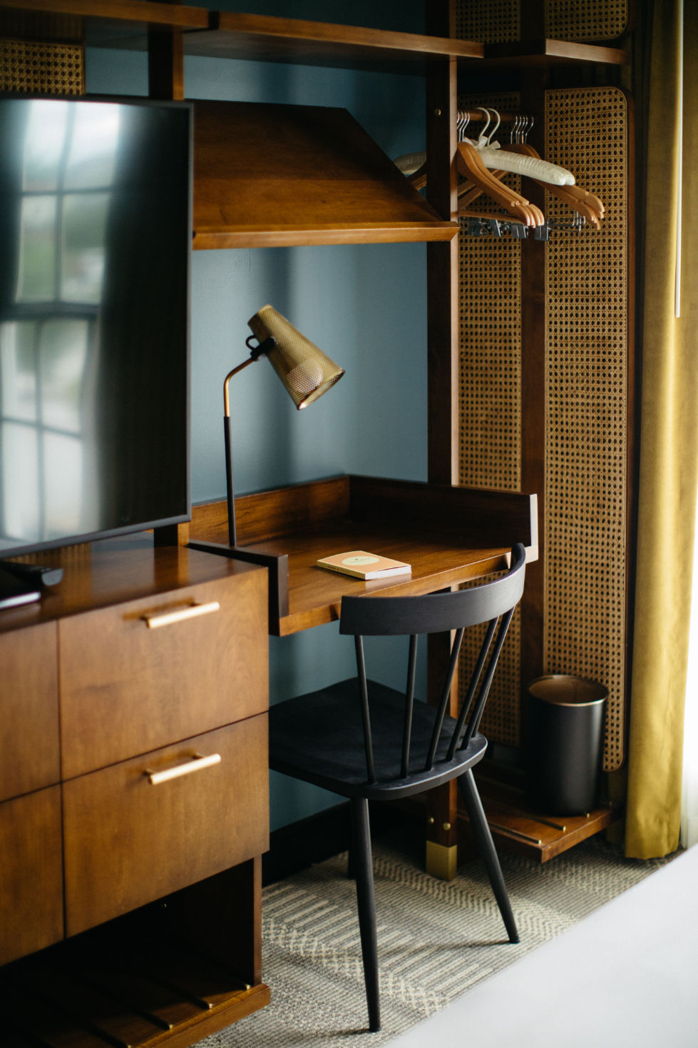 image Stylish workspace with a vintage touch, where rich wood tones and warm lighting create an inspiring setting.