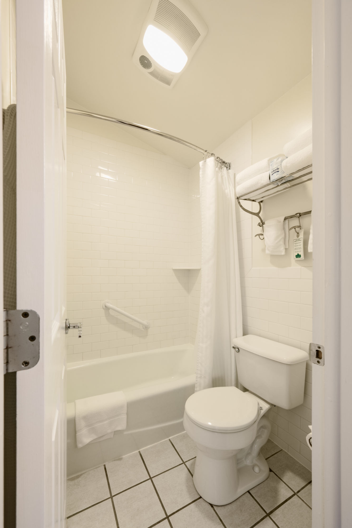 image A bright and inviting bathroom with a clean, classic design for a refreshing experience.