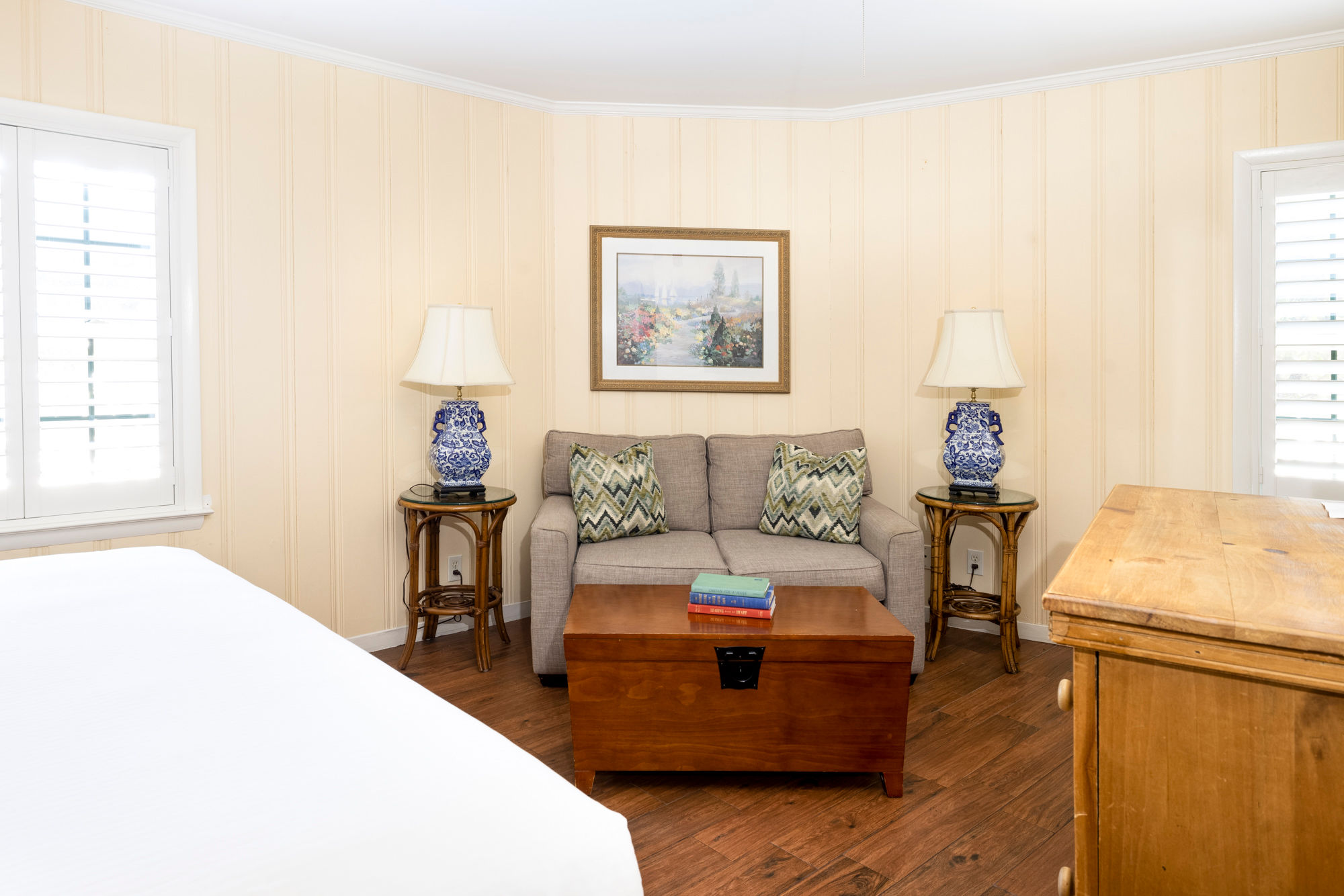 image A bright and spacious room with rustic accents, perfect for a relaxing getaway.