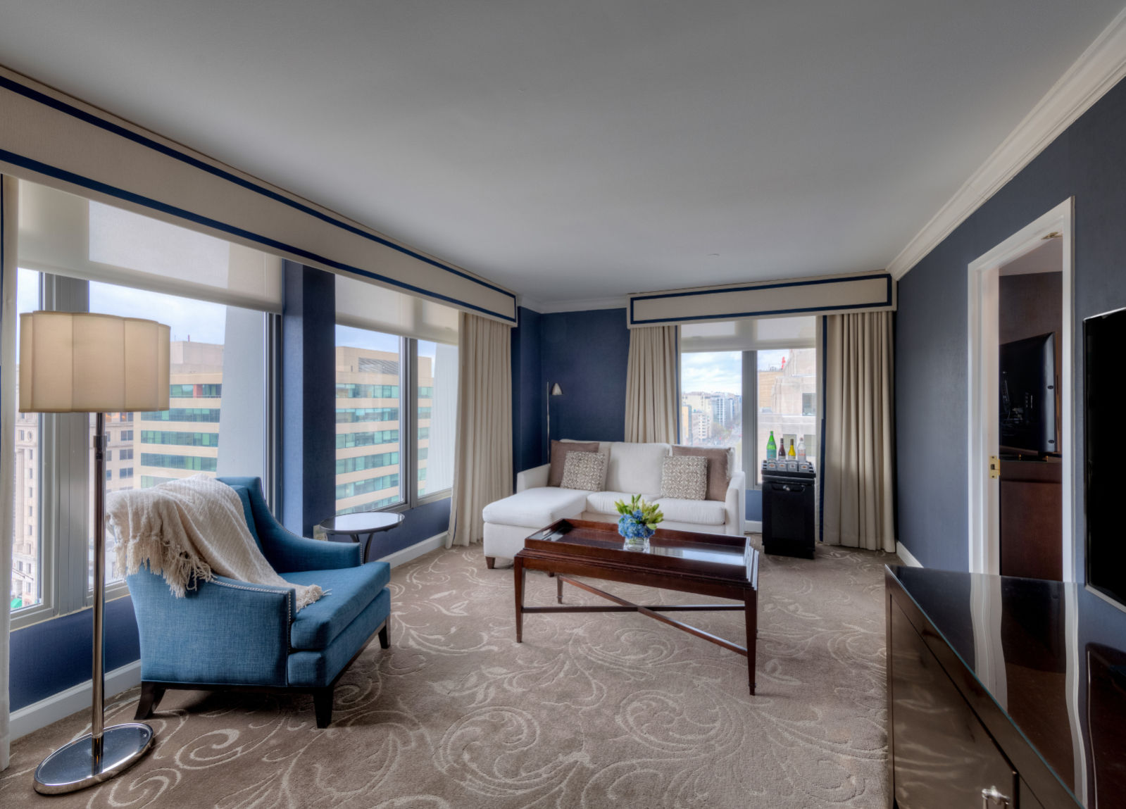 image Expansive suite with breathtaking views, blending modern elegance with total comfort.