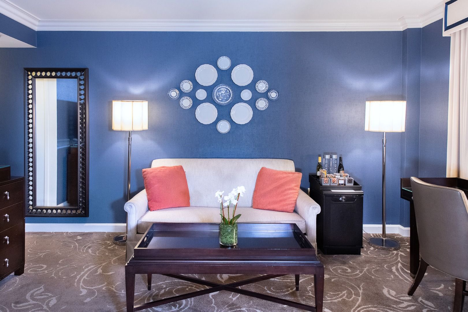 image A stylish living space, where modern décor and soft lighting create an inviting atmosphere.