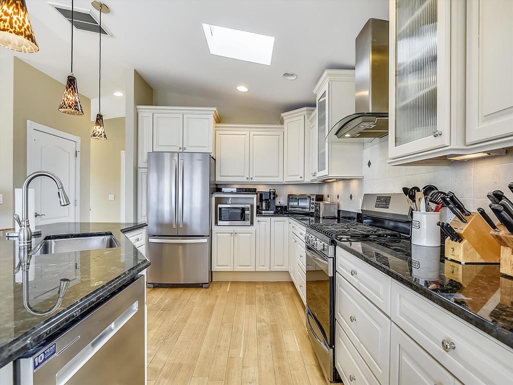 image The modern kitchen is equipped with stainless steel appliances and elegant cabinetry, perfect for culinary enthusiasts.