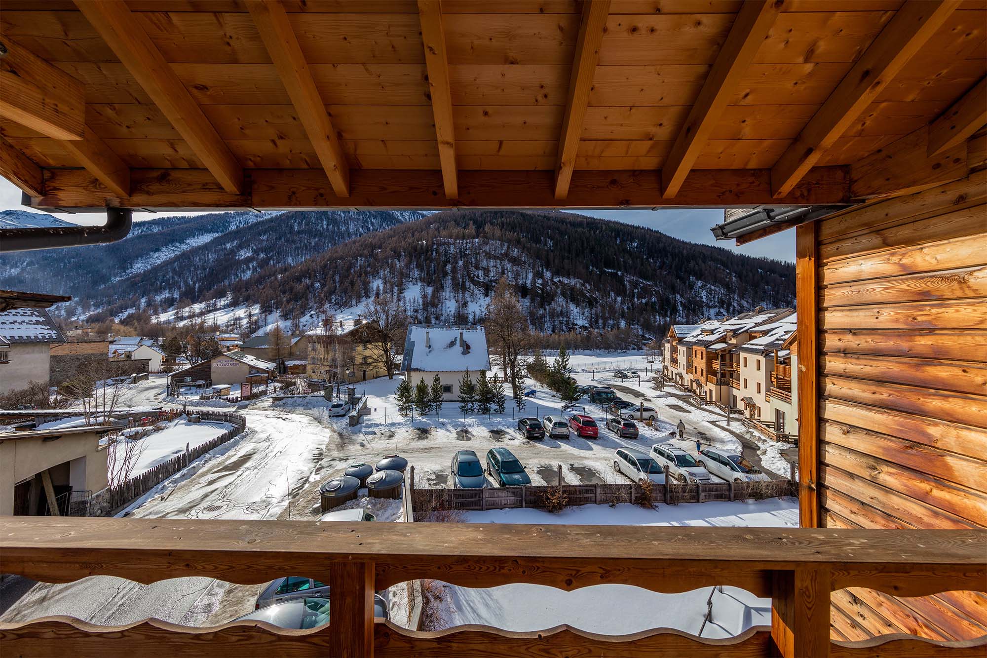 image A stunning balcony view overlooking the snow-covered landscape, offering breathtaking mountain scenery.