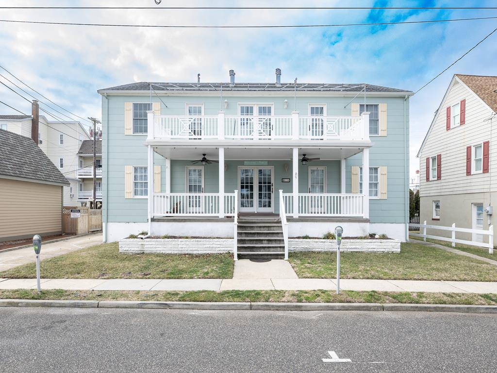 image This charming beach block property features a shared deck with ocean views, perfect for pet owners, complete with high-speed internet and in-unit washer and dryer.