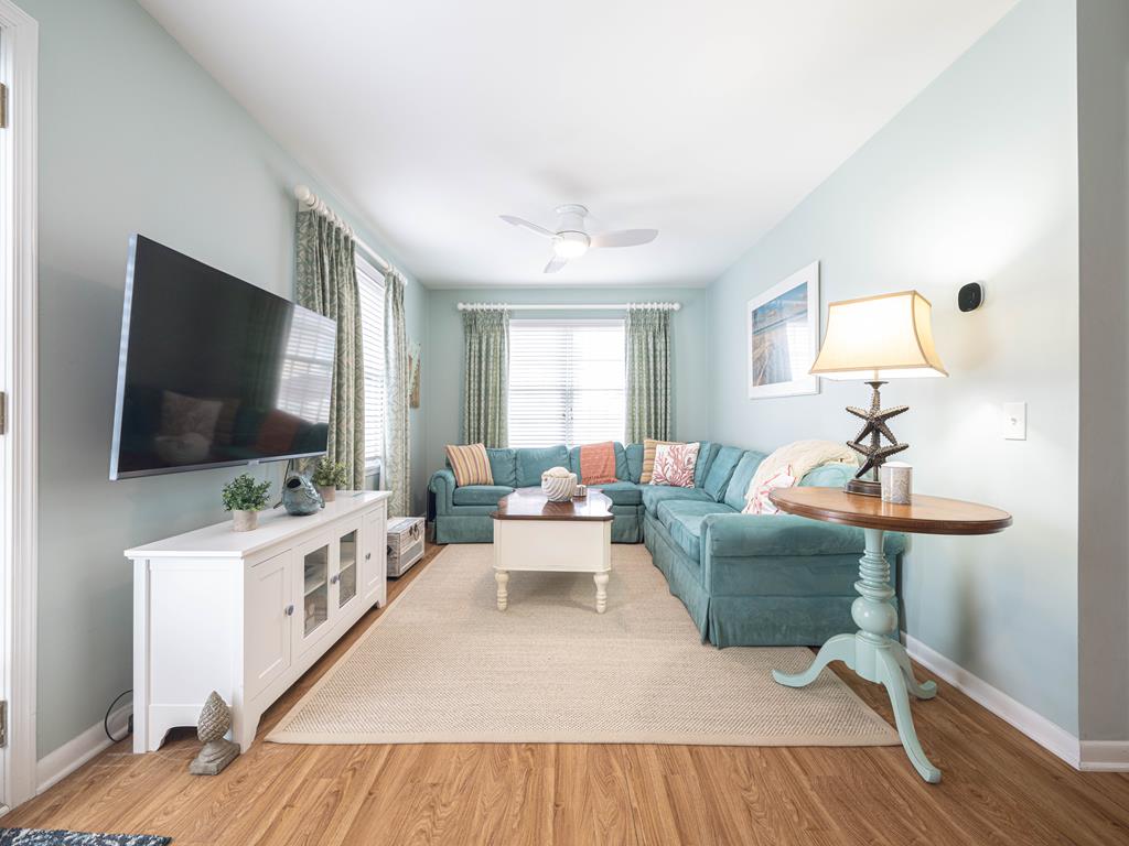 image Enjoy a cozy living space adorned with light, sandy hues, ideal for relaxation after a day on the beach, equipped with high-speed internet and modern comforts.