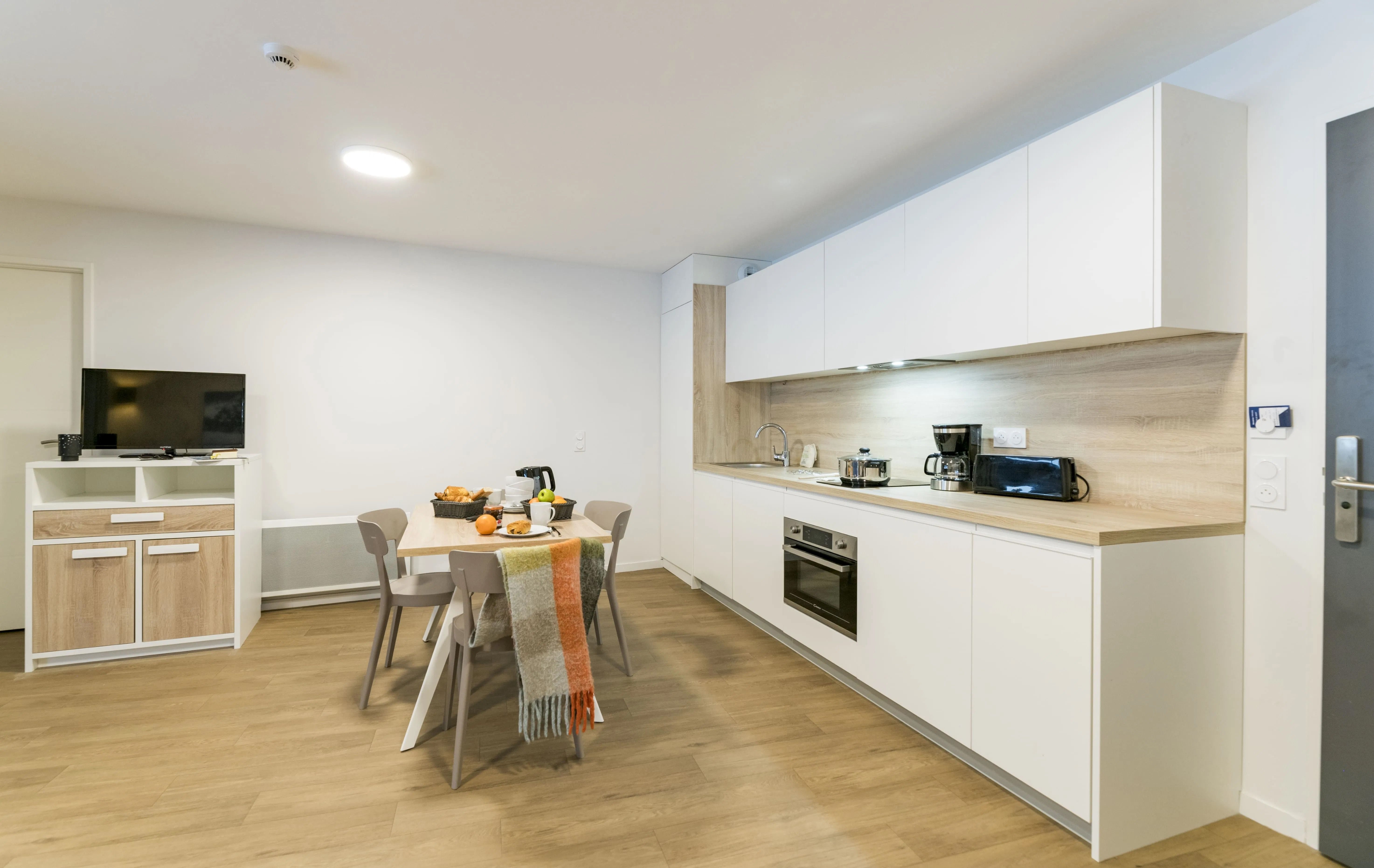 image Enjoy shared meals in the dining area bathed in natural light, perfect for planning your next outdoor adventure in the Pyrenees.