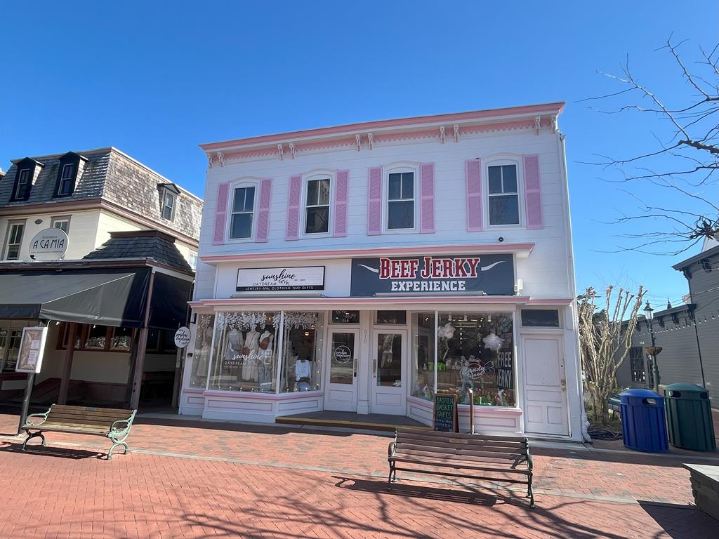 image Just steps from your condo, these charming storefronts on Washington Street Mall offer boutique shopping and local flavors.