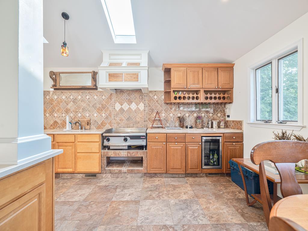 image Featuring a gourmet kitchen with elegant cabinetry and high-end appliances, this space is designed for culinary enthusiasts who appreciate functionality and style.
