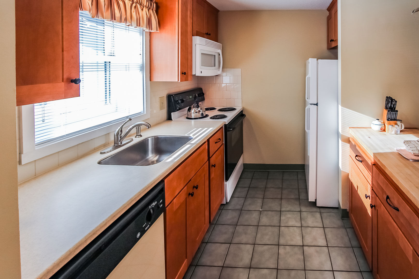 image A fully-equipped kitchen featuring modern appliances and ample counter space, ideal for preparing meals during your stay.