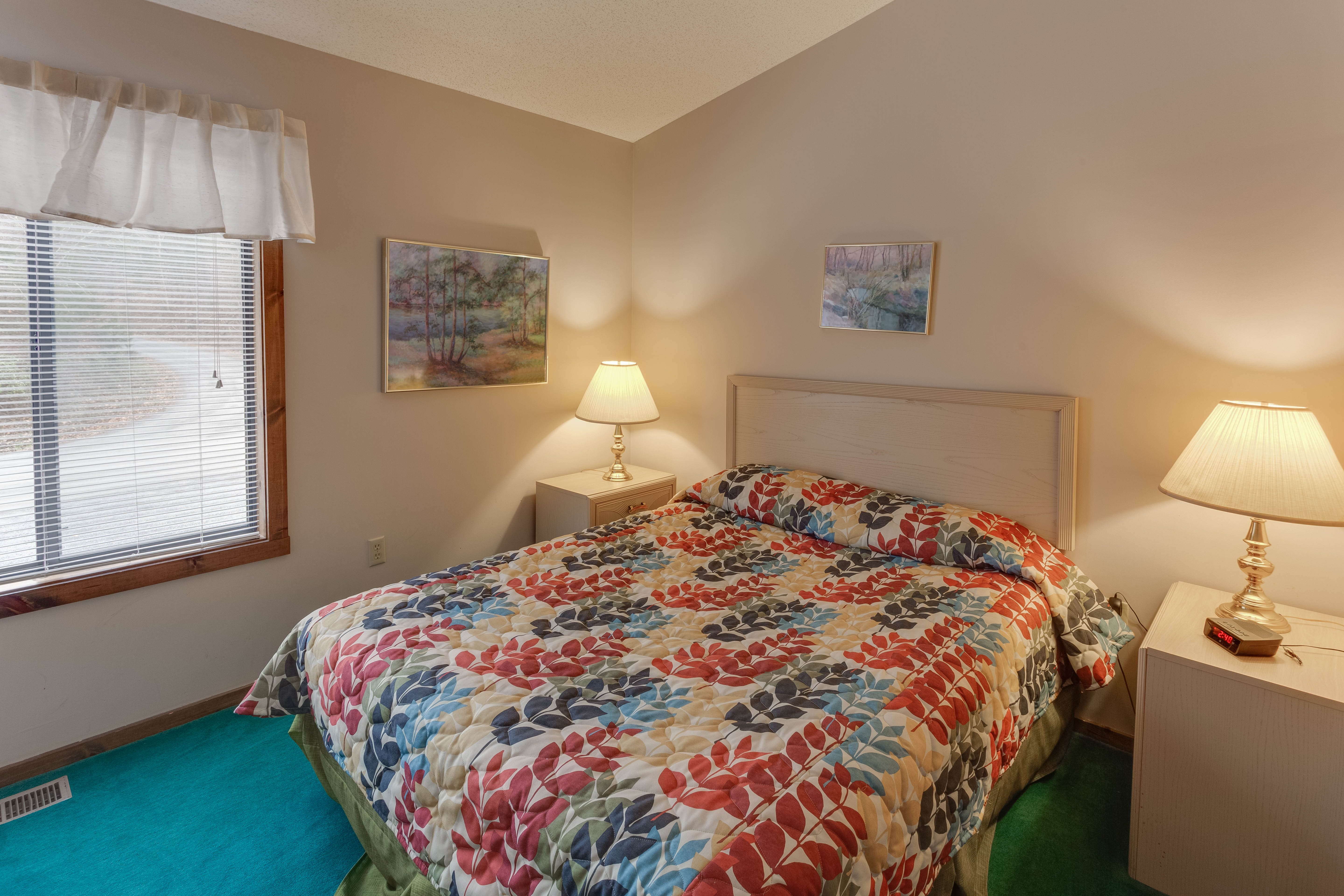 image Cozy bedroom with a queen bed and bright natural light, ideal for restful nights in the mountains.