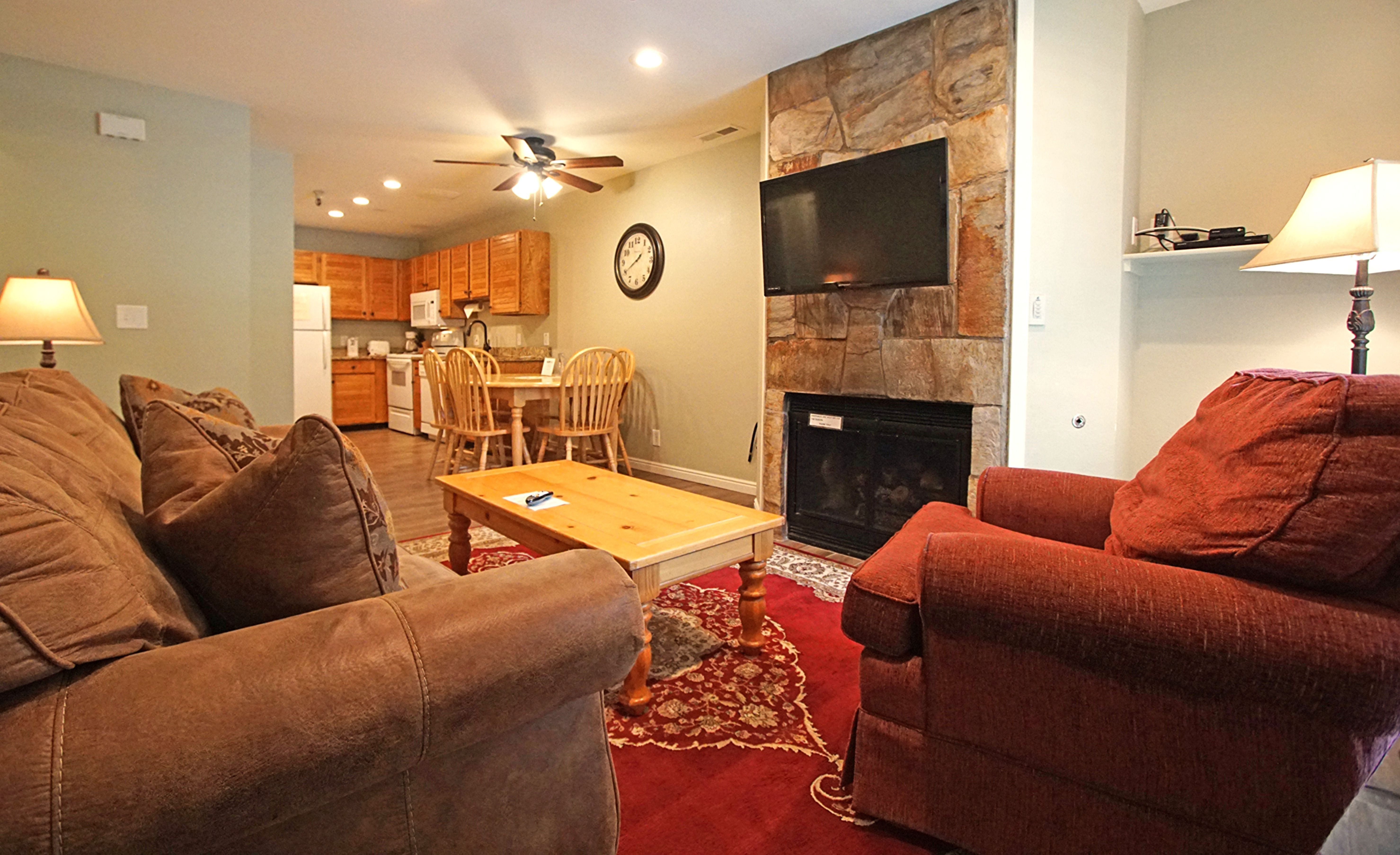 image Enjoy a cozy living space complete with a fully equipped kitchen, flat-screen TV, and a welcoming atmosphere ideal for family gatherings.