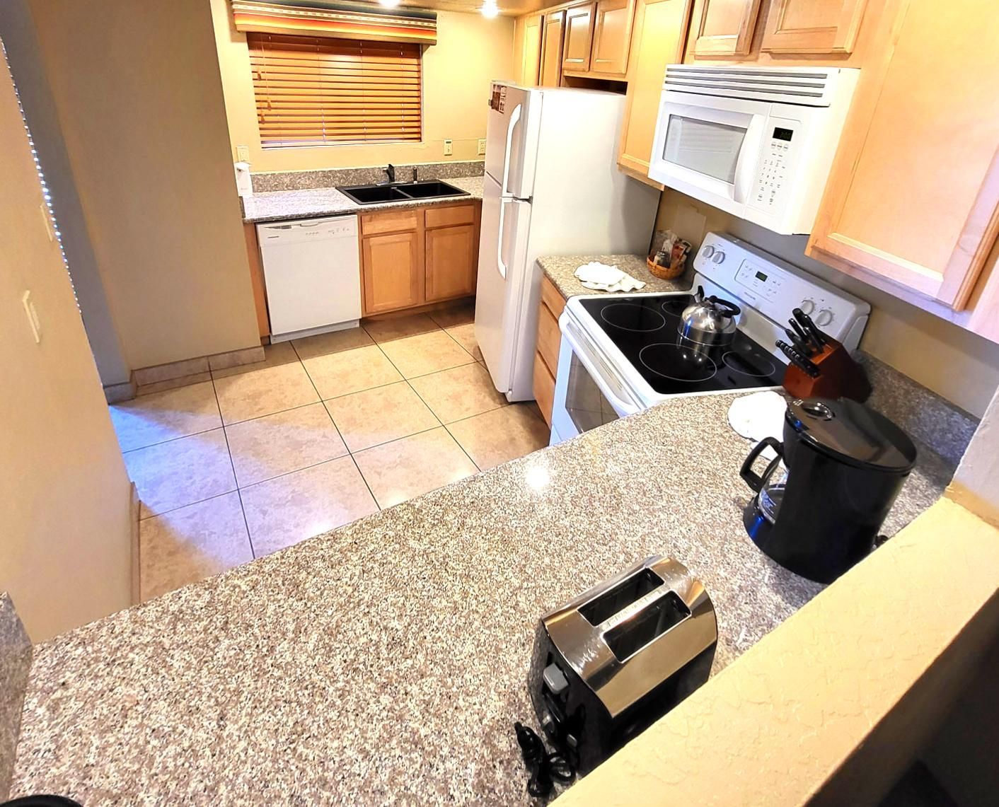 image Functional Kitchen – A well-equipped kitchen showcasing modern appliances, ample counter space, and a practical layout.