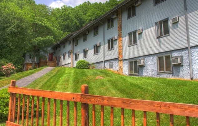 image This charming lodge features a queen bed studio with a partial kitchenette, nestled in a scenic mountain setting close to ski resorts and offering amenities such as Wi-Fi, a smart TV, and an inviting outdoor BBQ area.