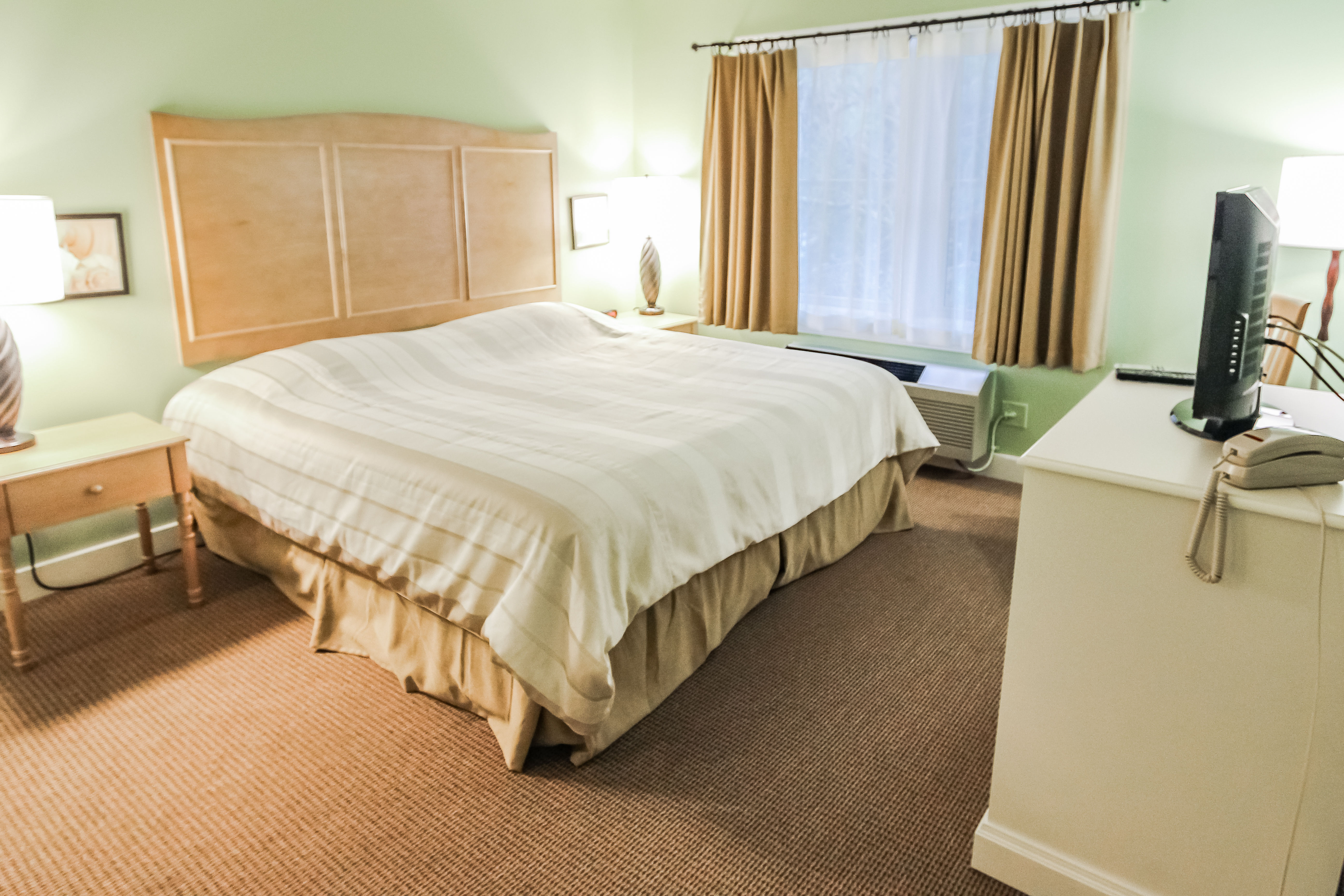 image Experience the charm of Cape Cod in this inviting 1-bedroom condo featuring a king bed, perfect for couples or small families seeking a peaceful retreat.