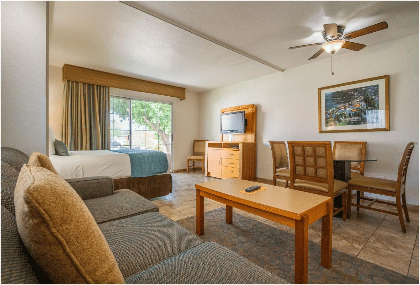 image Unwind in a cozy living space featuring a kitchenette for your convenience, ideal for intimate meals or quick snacks during your desert escape.