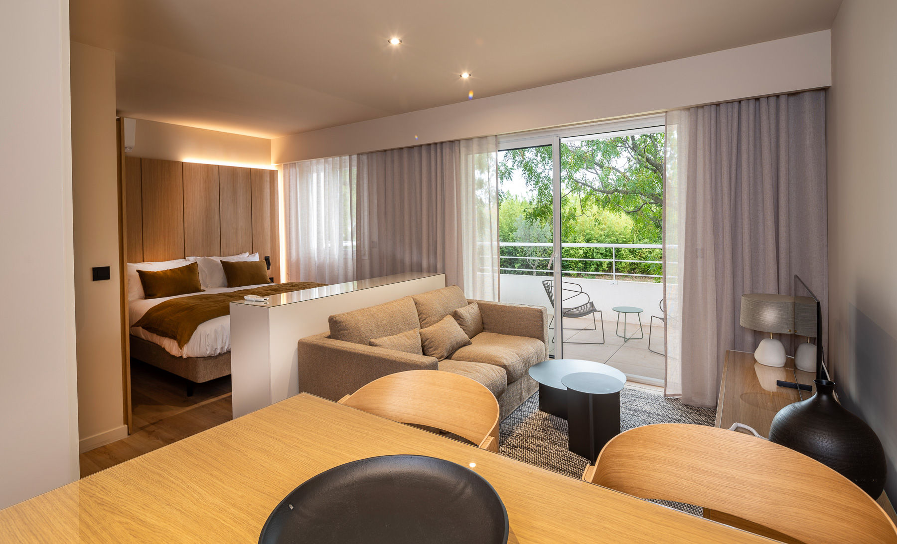image Open-concept studio with combined sleeping and dining areas, blending comfort and functionality in one cosy space.