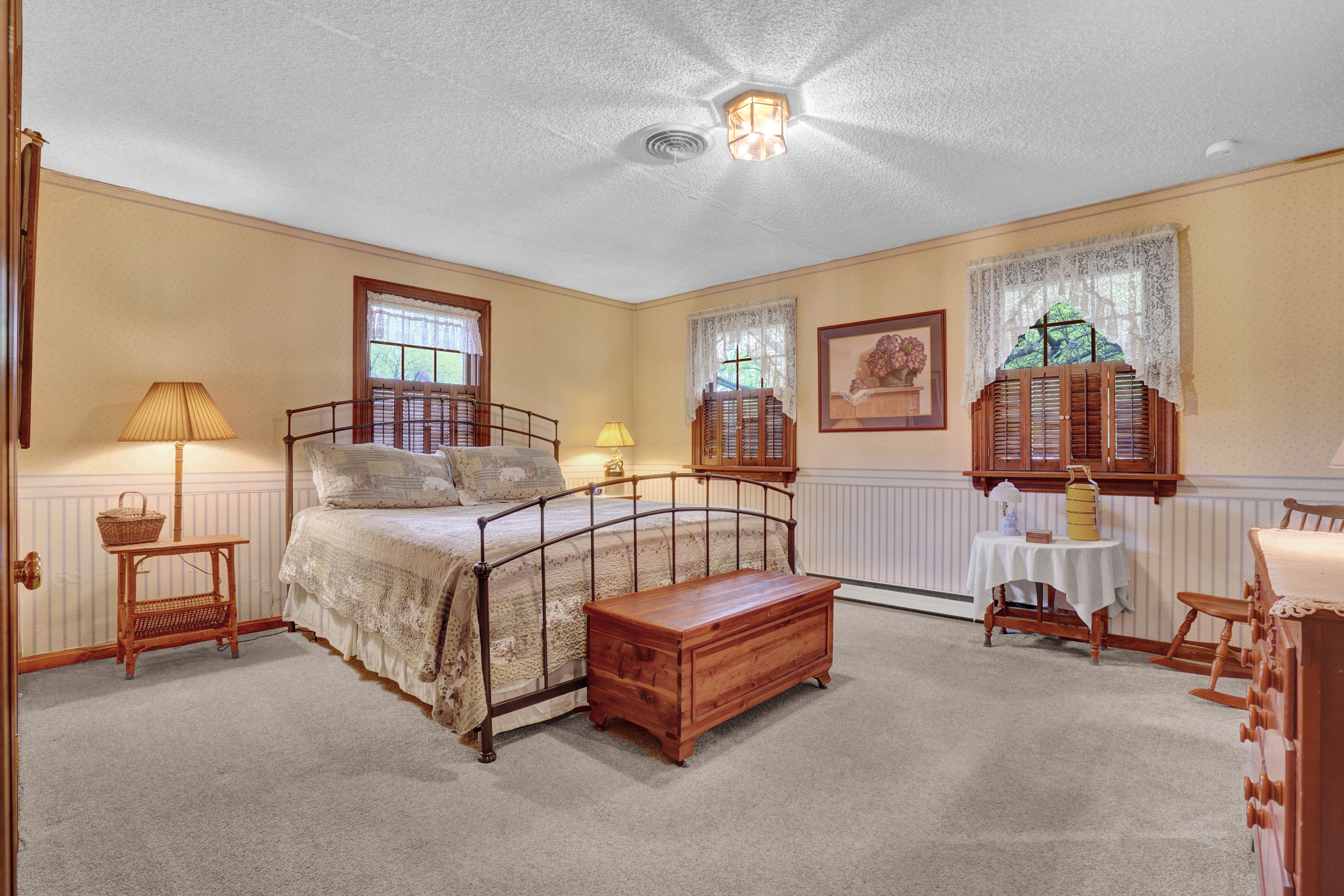 image Comfortable bedroom with classic decor and cozy ambiance—ideal for a restful night after exploring nearby attractions.