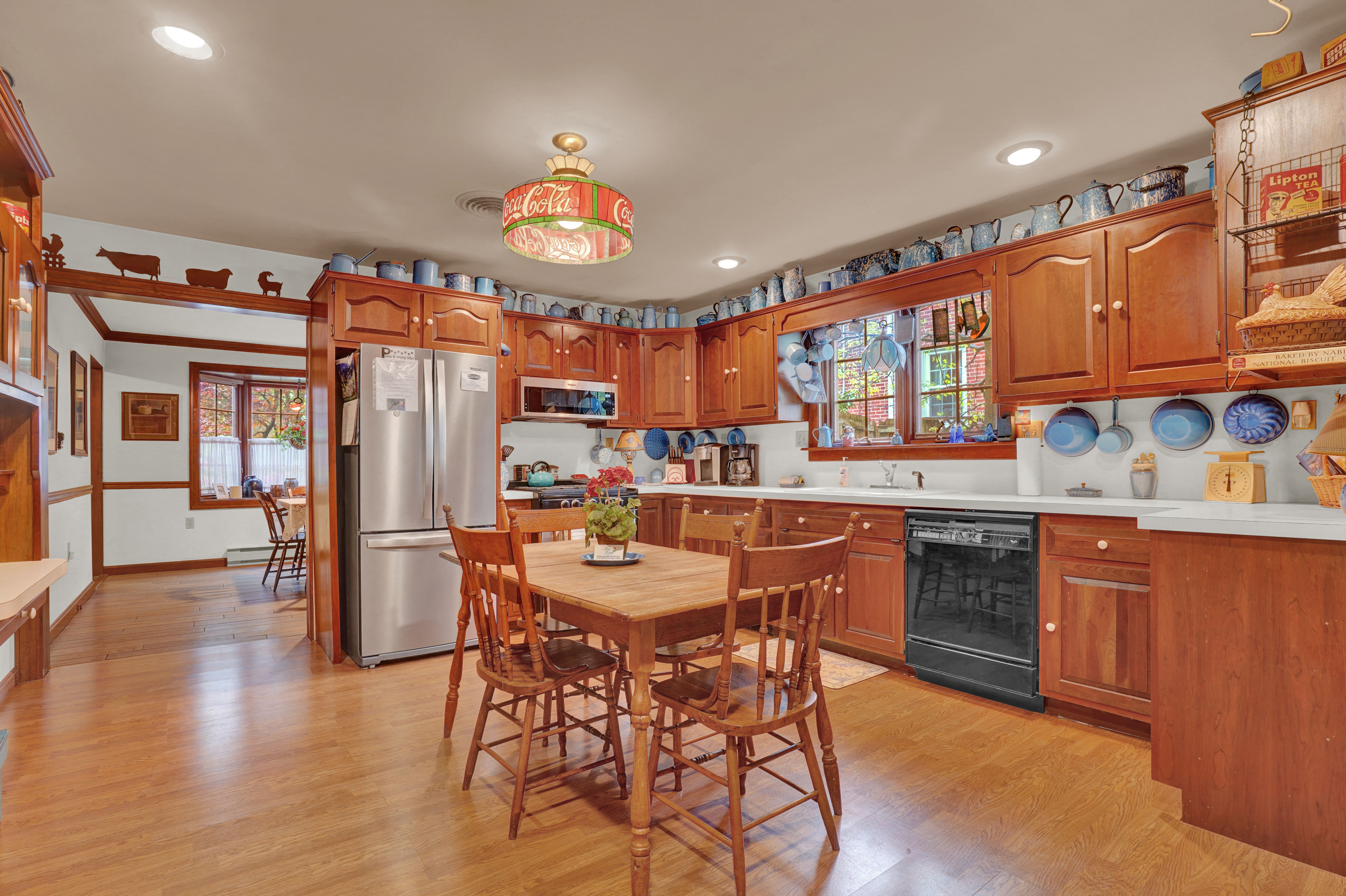 image Fully equipped kitchen with stainless steel appliances and ample counter space for group cooking sessions.