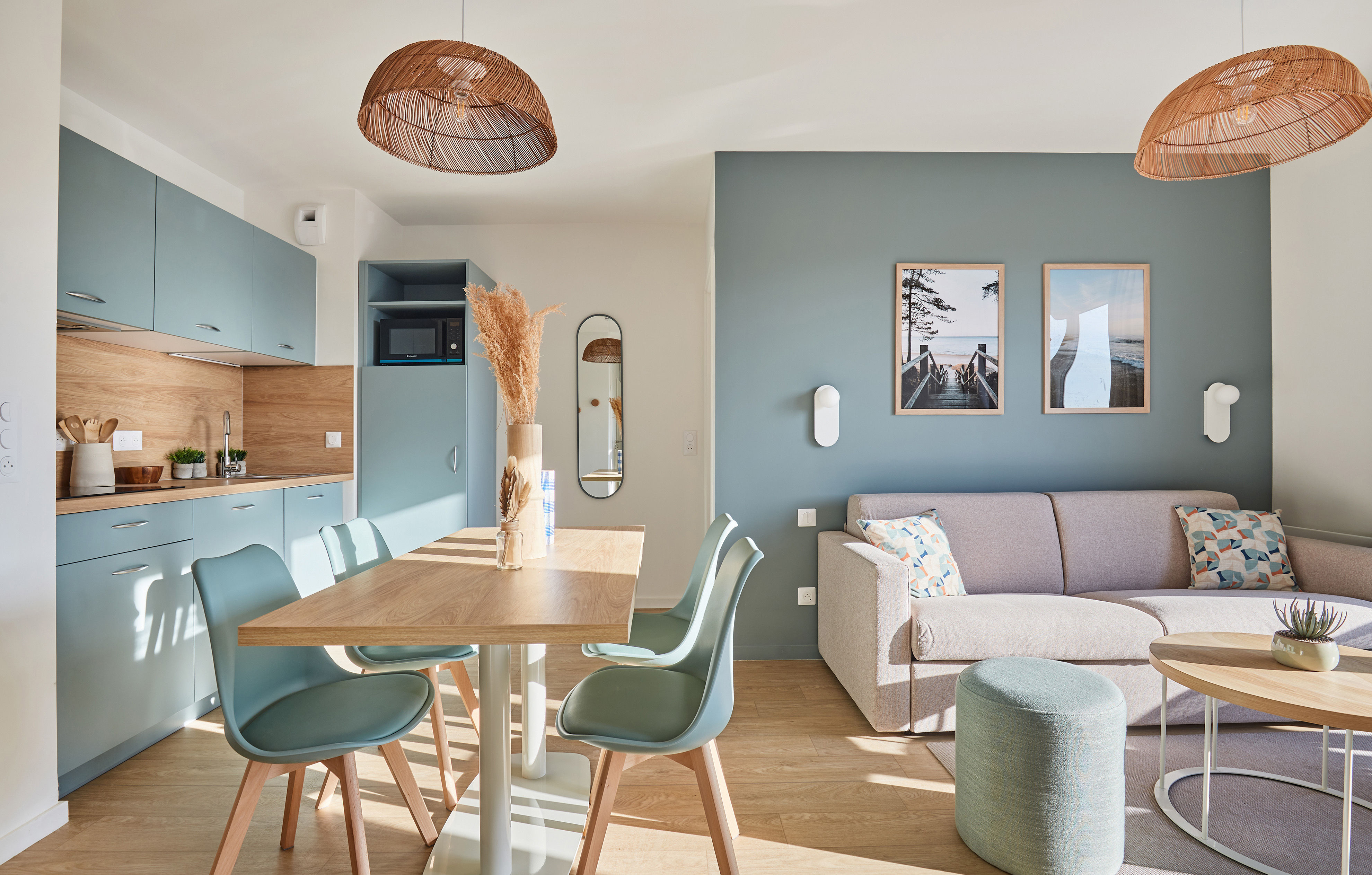 image Experience modern coastal living in this vibrant 1-bedroom apartment featuring an airy living space with a cozy pull-out sofa and a smart kitchenette, perfect for a beach getaway in Mimizan.