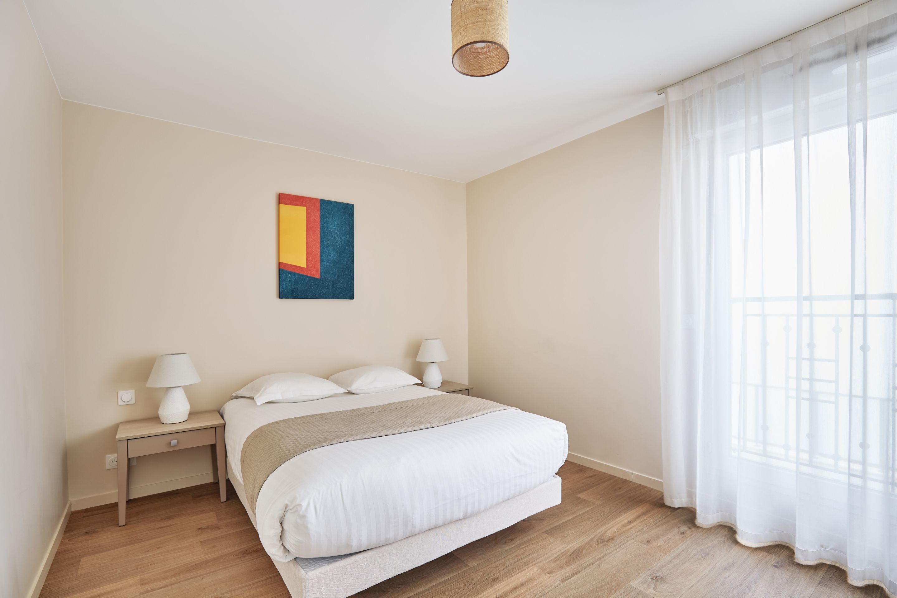 image Relax in the cozy living room with soft furnishings and natural light—an ideal space to unwind after exploring Levallois or central Paris.