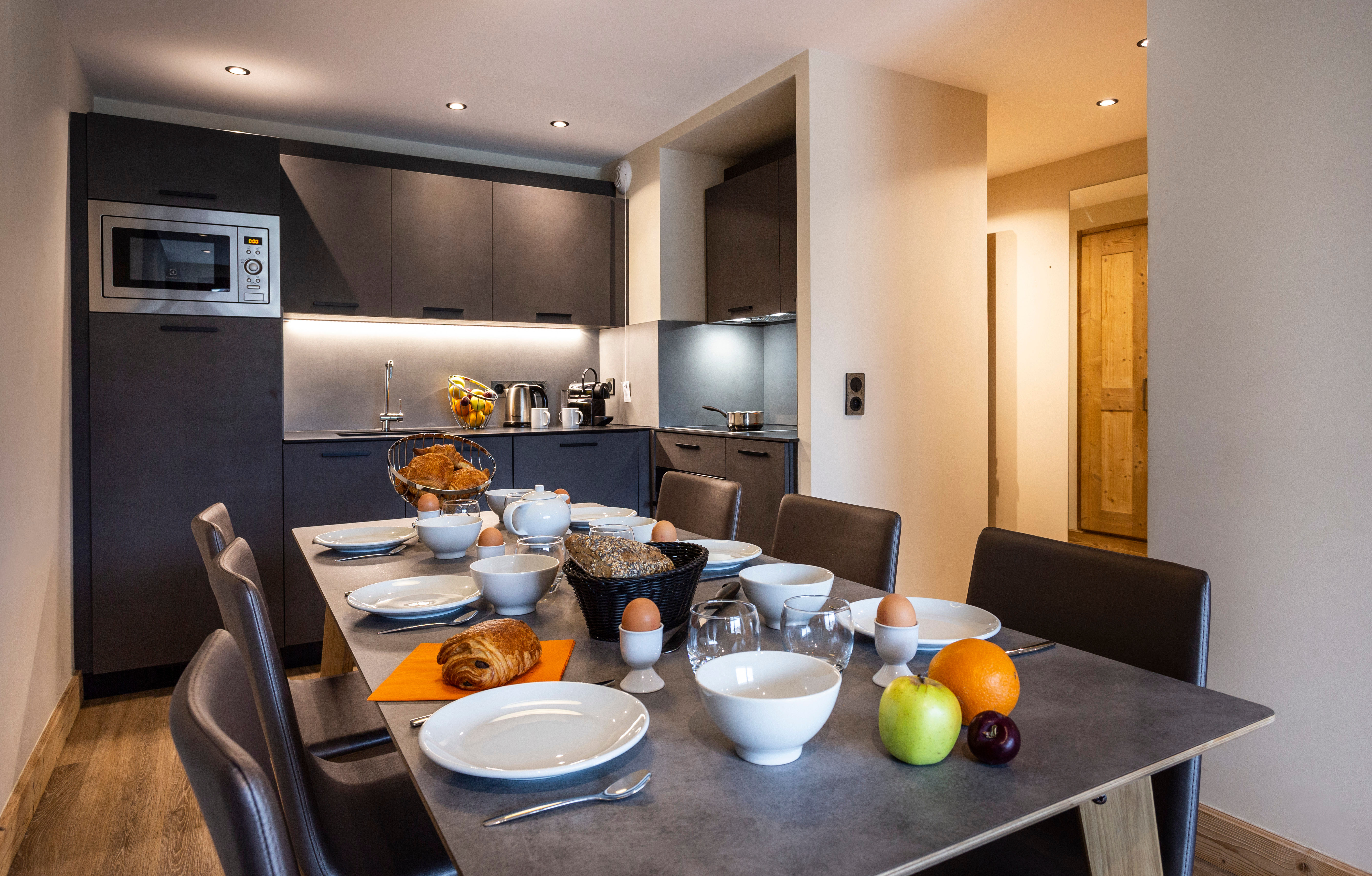 image Elegant open-plan kitchen and dining area, ideal for sharing meals after a day on the pistes.