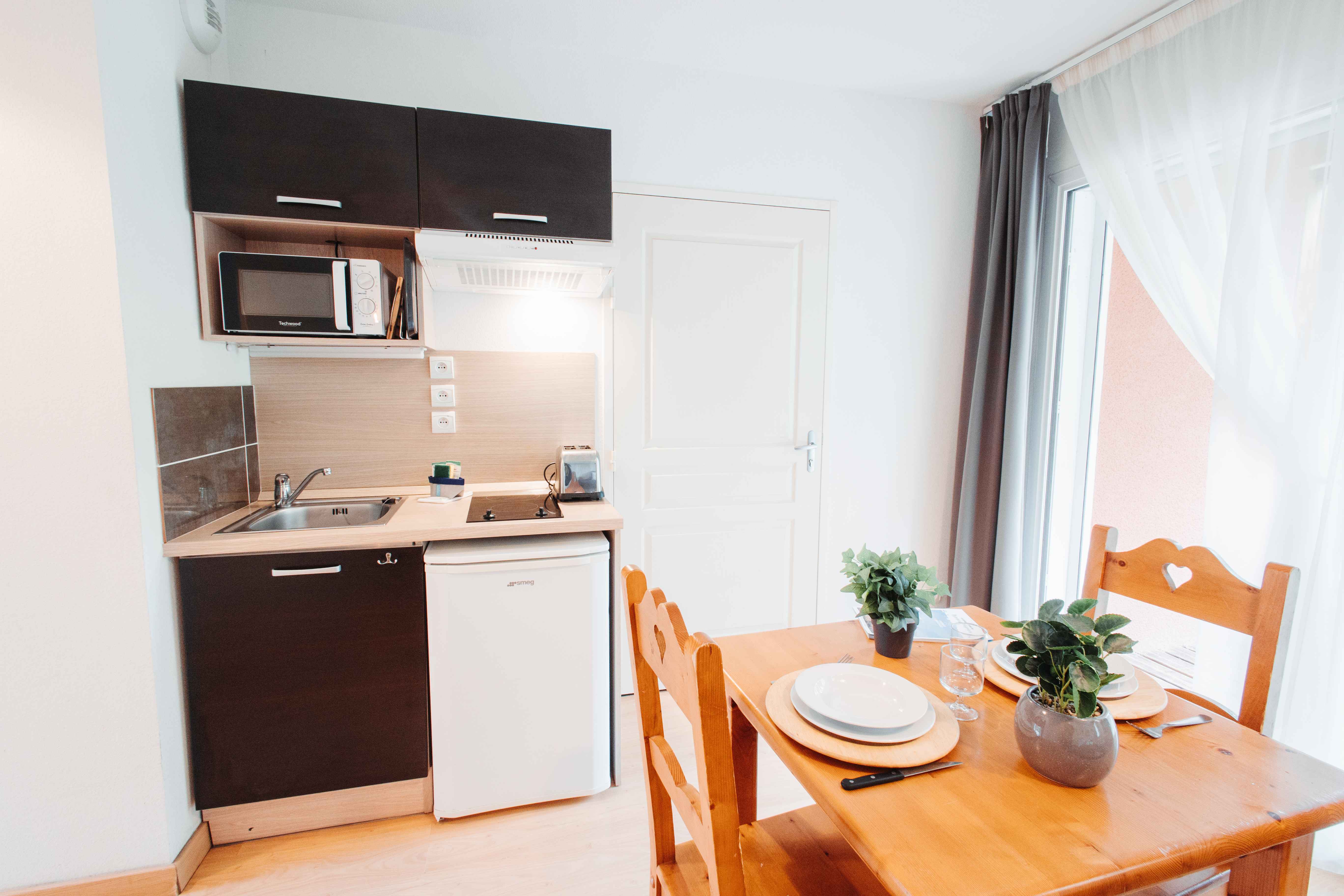 image Compact kitchenette with all the essentials for simple meals before heading to the pistes.