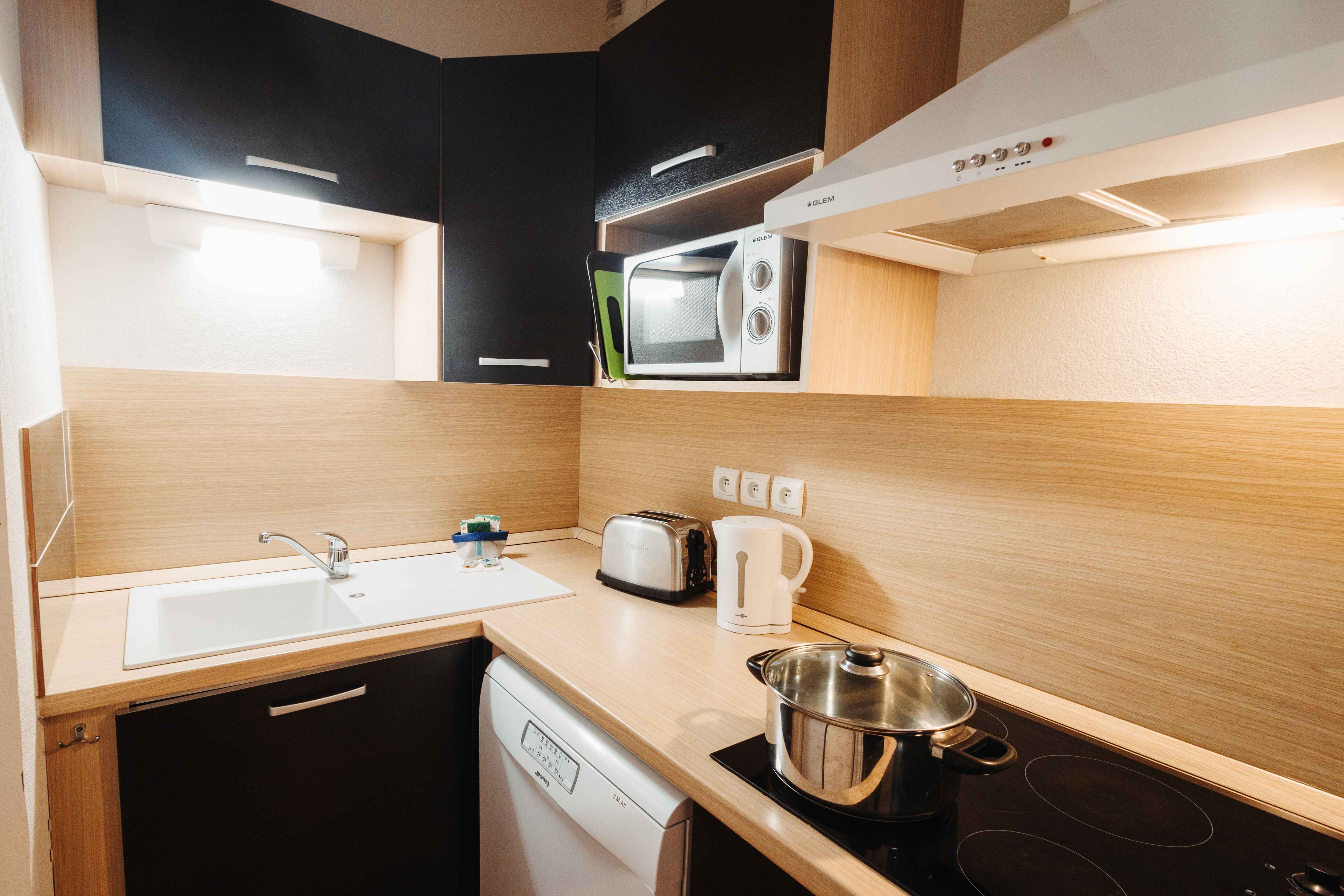 image Efficient kitchenette equipped with everything you need for home-style meals in the Pyrenees.