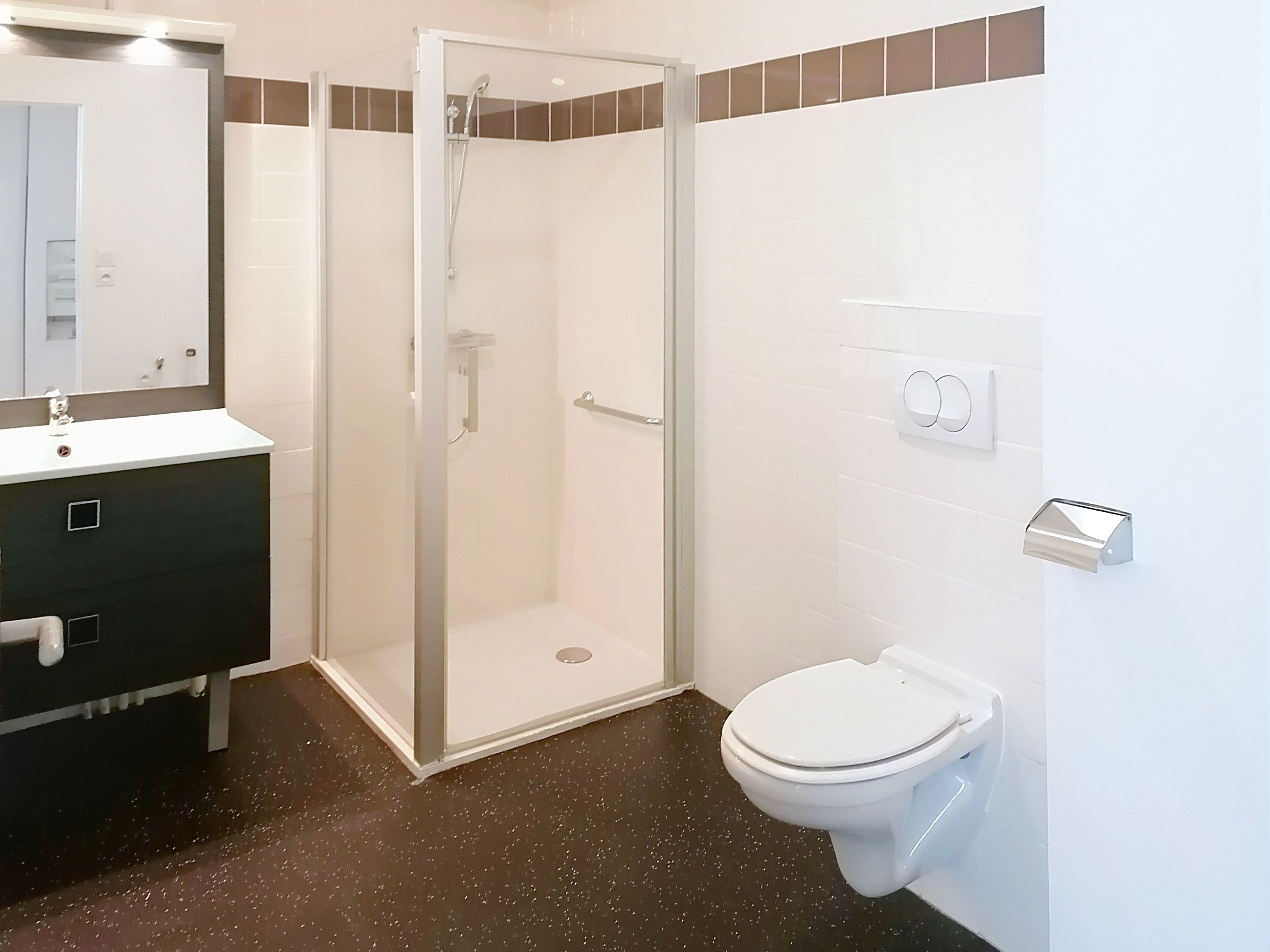 image A contemporary bathroom awaits, complete with a spacious shower, modern fixtures, and elegant finishes that enhance relaxation.
