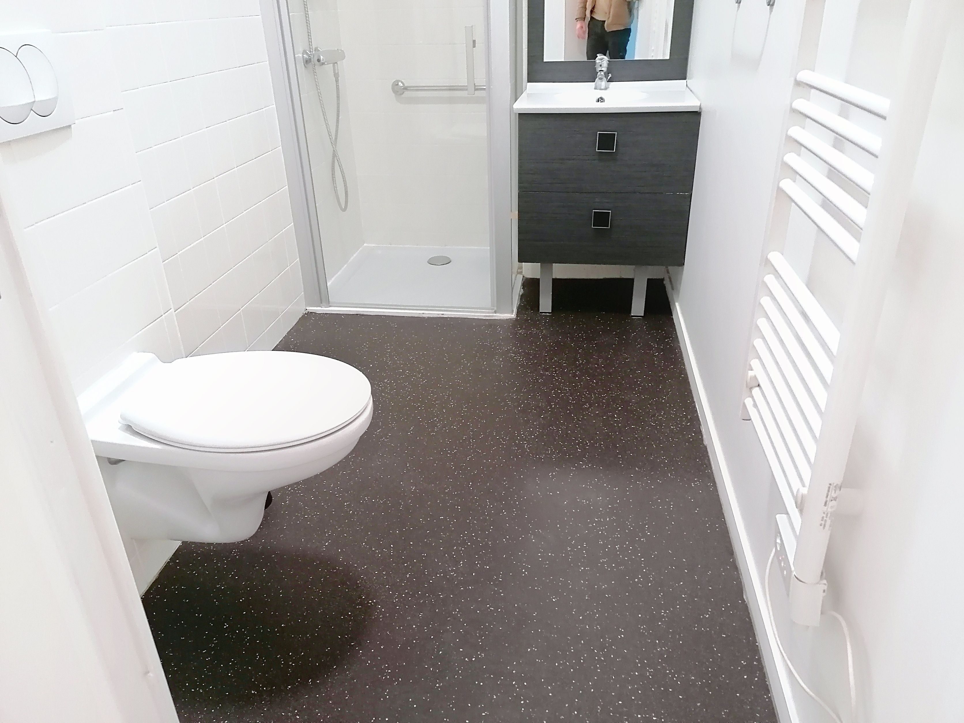 image Modern bathroom with walk-in shower, WC, and vanity unit.