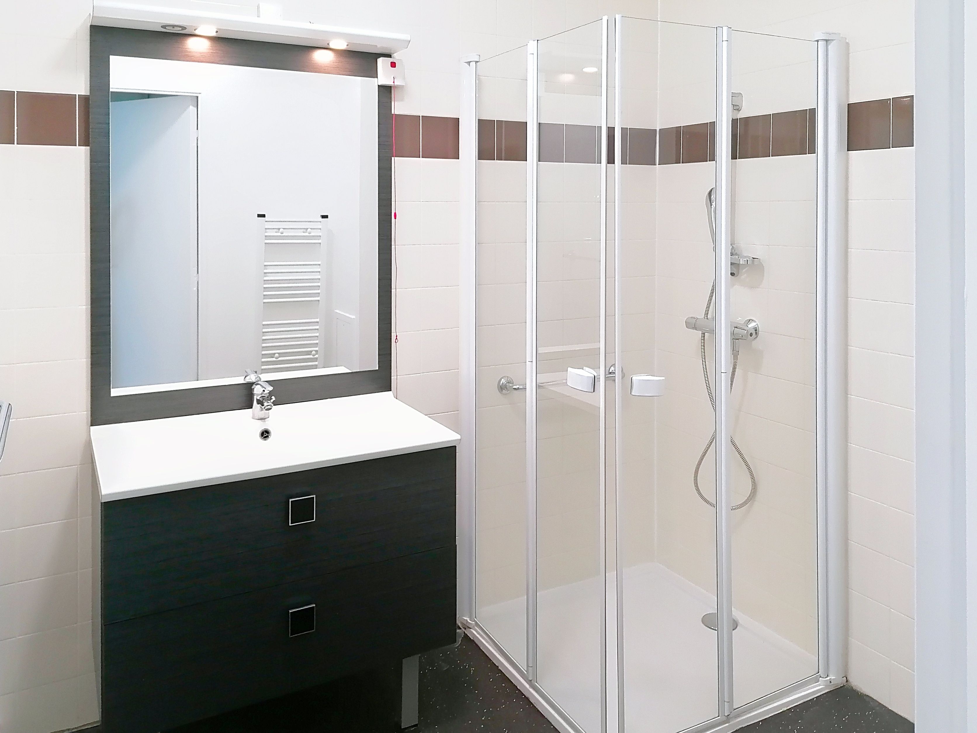 image Modern bathroom with walk-in shower, vanity unit, and WC.