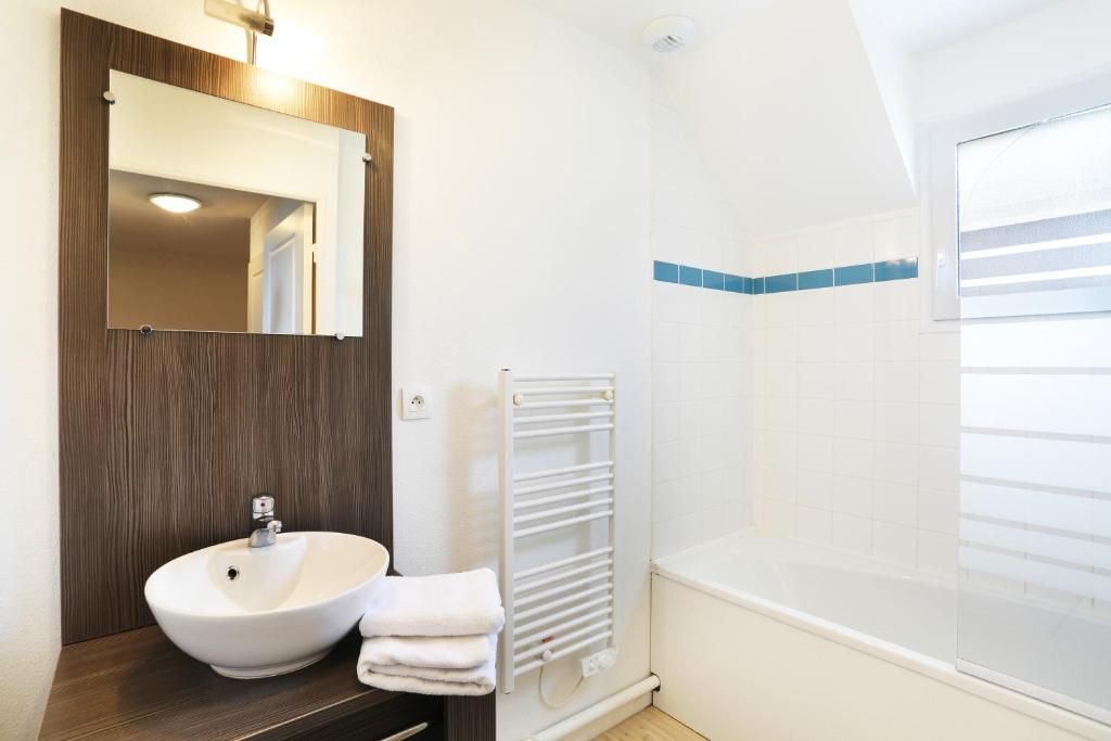 image The modern bathroom offers sleek fixtures and a clean design, ensuring a comfortable space for guests.