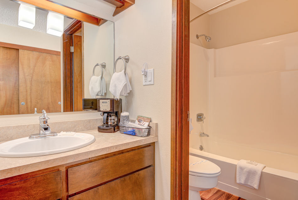 image The bathroom in this accommodation offers modern amenities, ensuring a comfortable and functional space.